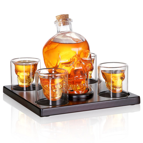 Whisky-Set Dekanter in Schädelform mit Holzsockel und 4 Totenkopf Gläsern