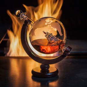 Globus Whiskykaraffe Globus Segelschiff mit gravierter Weltkarte Globus Whiskykaraffe Globus Segelschiff mit gravierter Weltkarte