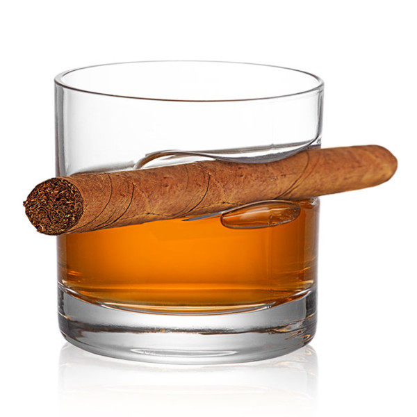 Whiskyglas mit Zigarrenhalter